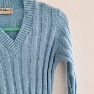 Vintage mohair-acrylic blend size med. baby blue ribbed v-neck sweater
